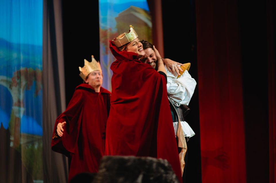 Ea este prima vedetă a familiei Coveșanu! Când Cove debuta pe sticlă, melodiile Mihaelei, sora lui, erau nelipsite la petrecerile românilor