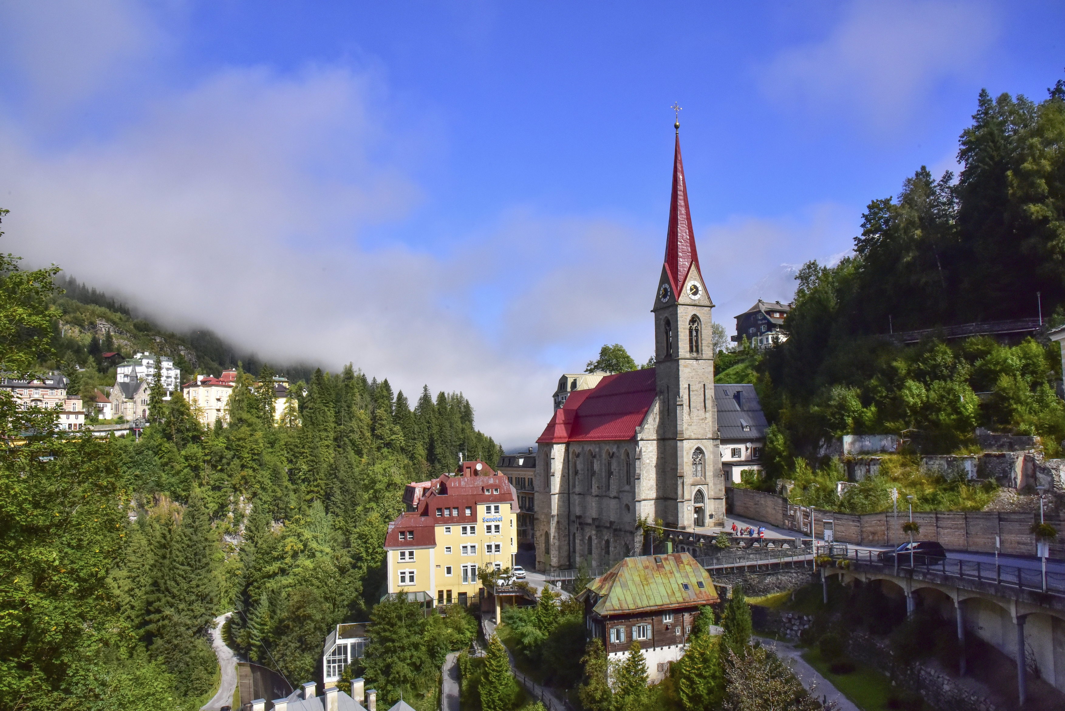 Orașul din Europa poreclit „Monte Carlo al Alpilor”: este celebru pentru băile termale și depozitele de aur și argint