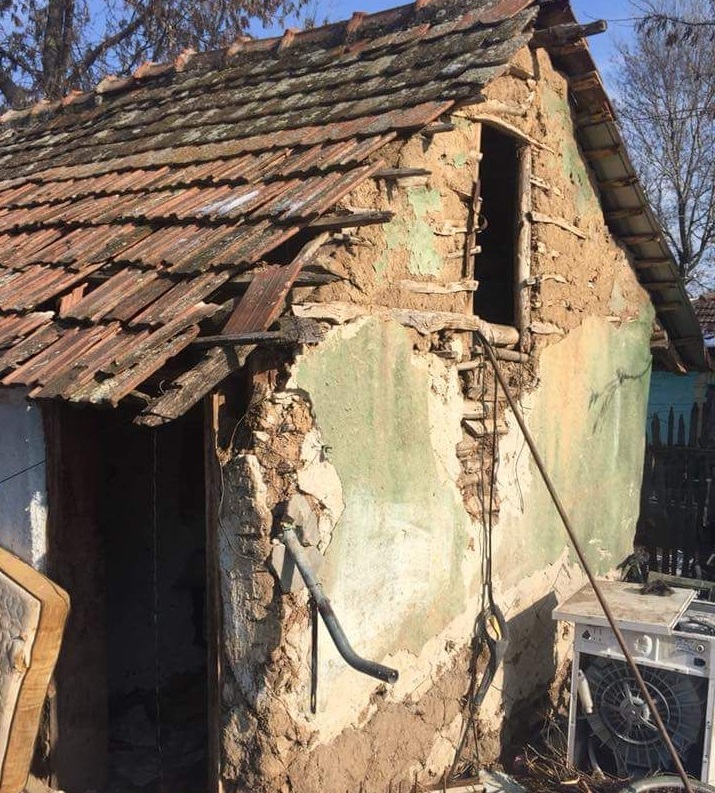 REPORTAJ/La un pas de civilizație, patru suflete își duc traiul într-o cocioabă dărăpănată și supraviețuiesc cum pot