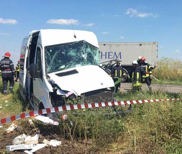 FOTO&VIDEO/ Un mort și 13 răniți, după ce un microbuz s-a lovit de un TIR. Cauza accidentului