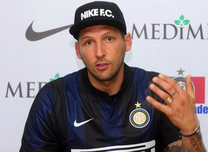 FOTO / Fanii au ÎNNEBUNIT când l-au văzut. Cum s-a îmbrăcat Materazzi când a ajuns în India