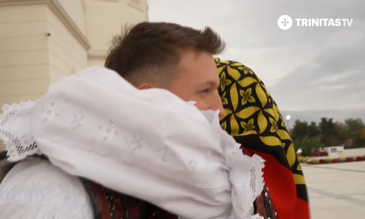 Cerere în căsătorie la Catedrala Națională. Cine sunt Măriuca și David, tinerii în costume populare care s-au logodit după slujbă