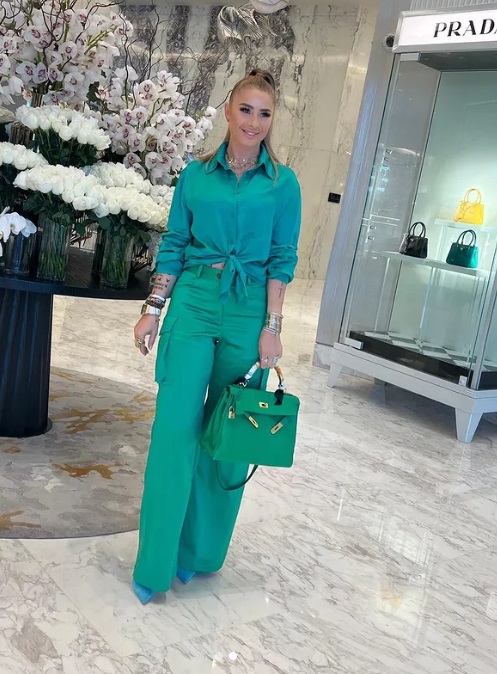 Cine e bărbatul cu care Anamaria Prodan s-a afișat în Dubai. Sunt foarte apropiați, s-au îmbrățișat și se țin de mână