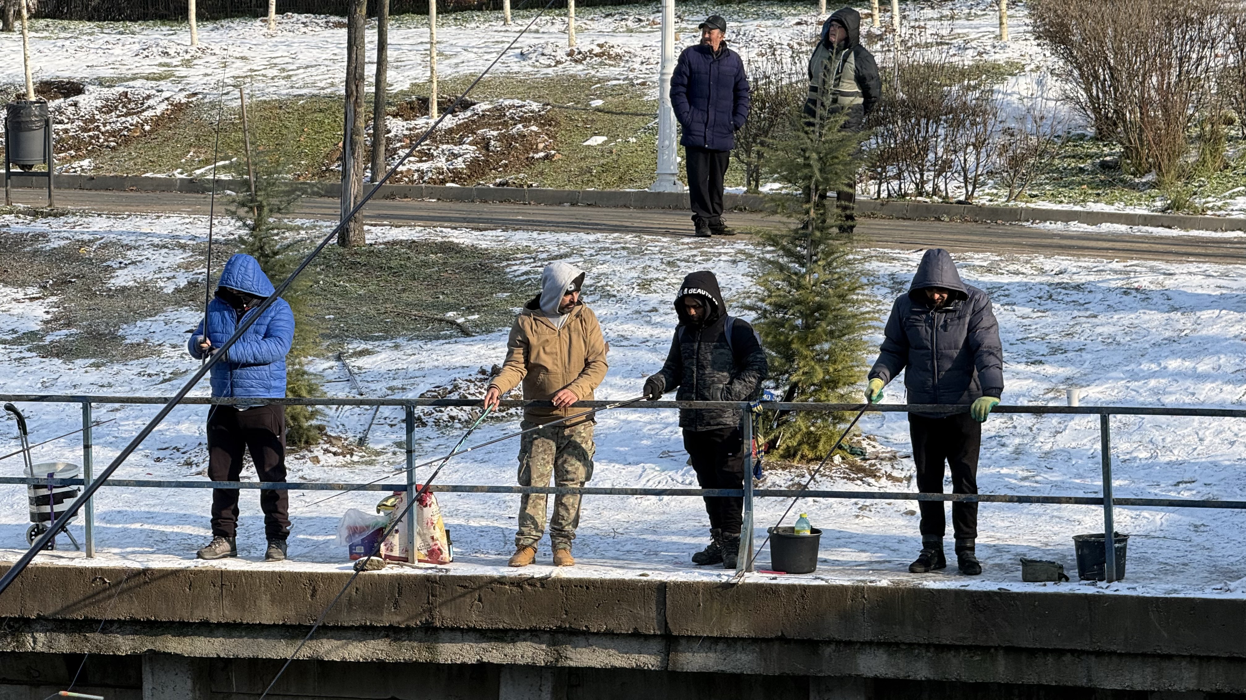 „Mi-e rușine că am muncit o viață și tot tremur pe baltă pentru mâncare”. Cum arată viața pescarilor amatori într-un weekend geros de ianuarie, în Colentina