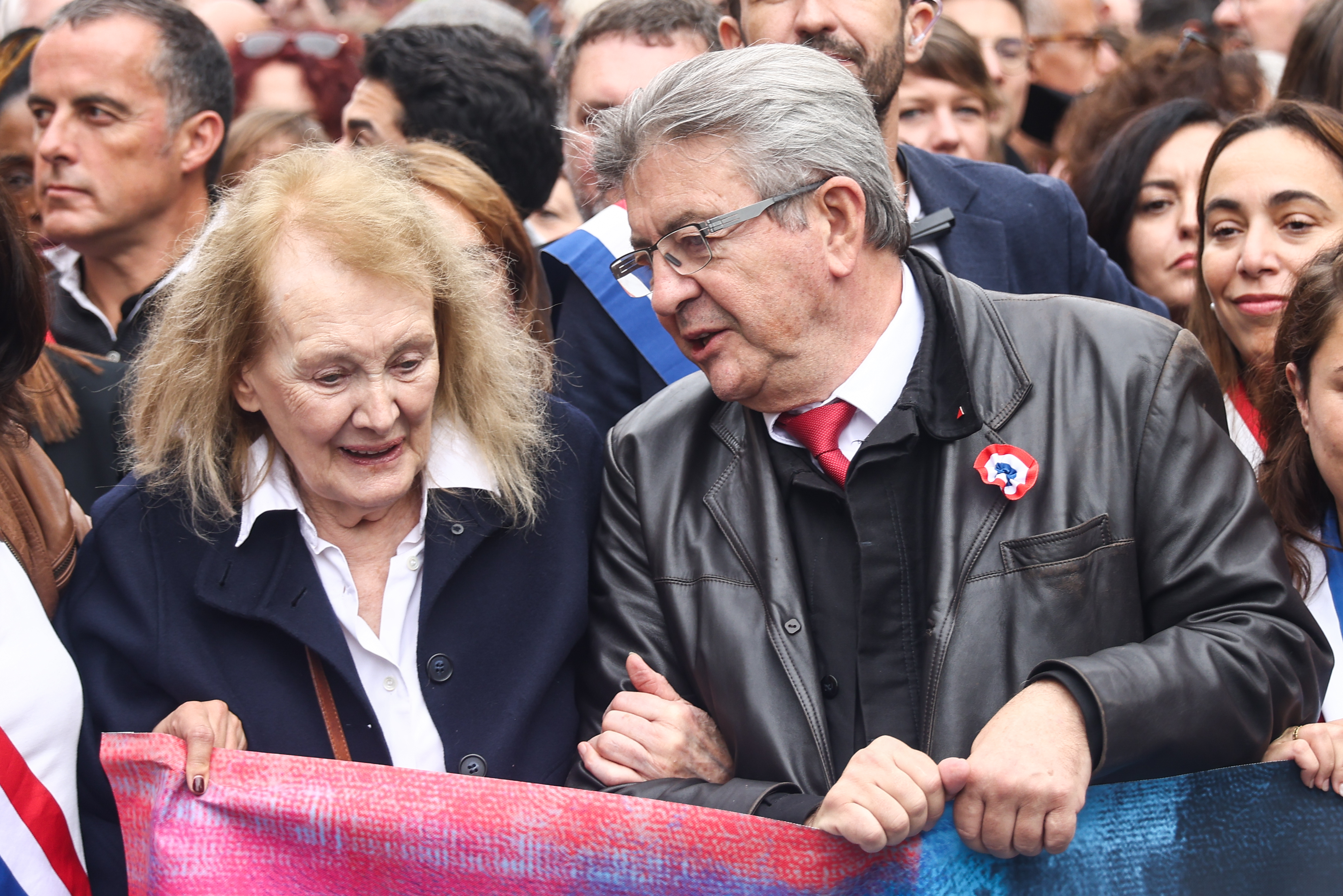 Protest uriaș la Paris. Laureata premiului Nobel pentru literatură, între cei 30.000 de manifestanți