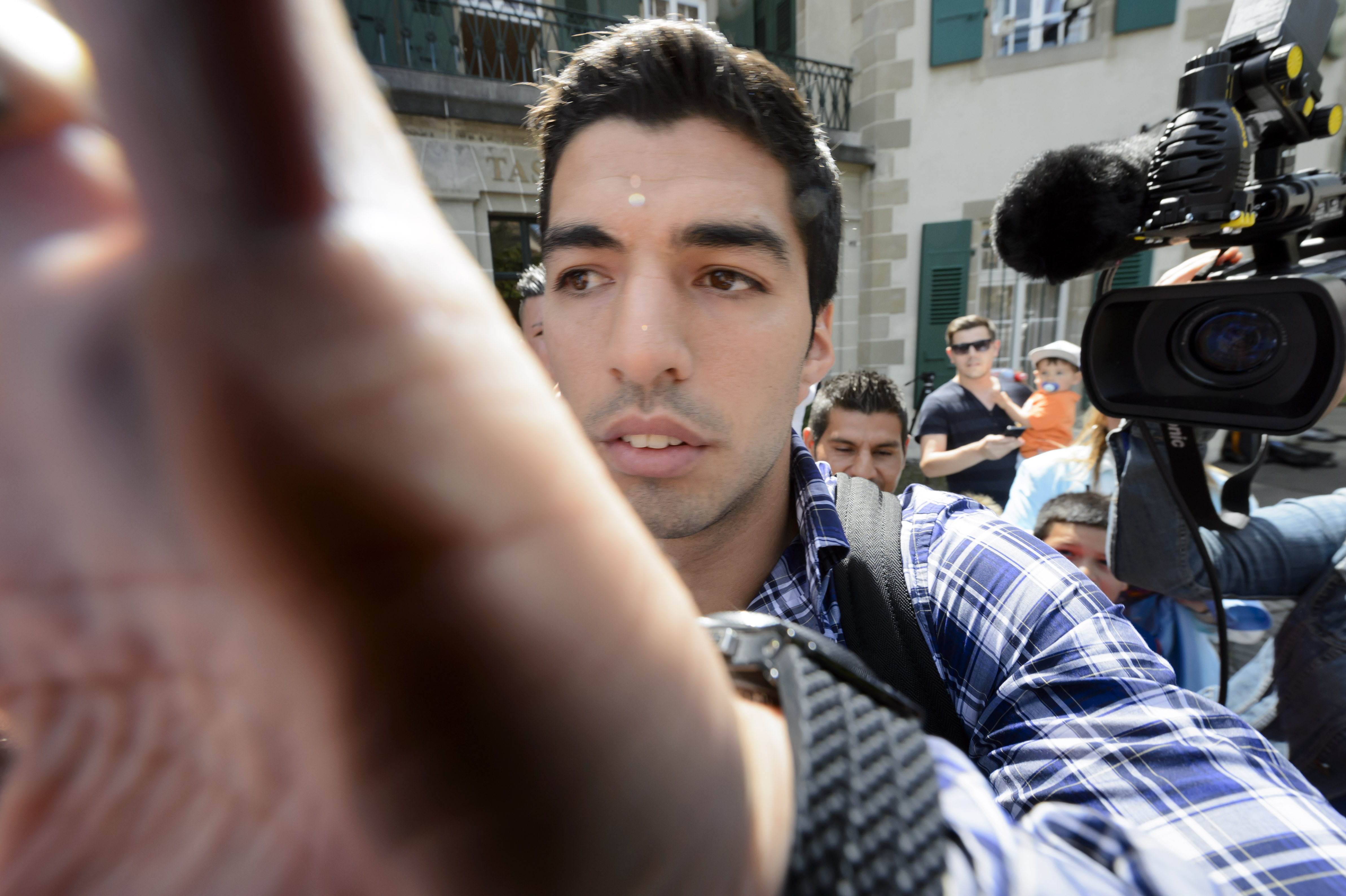 GALERIE FOTO / Luis Suarez provocat să muşte din nou, un fan i-a băgat mâna în gură