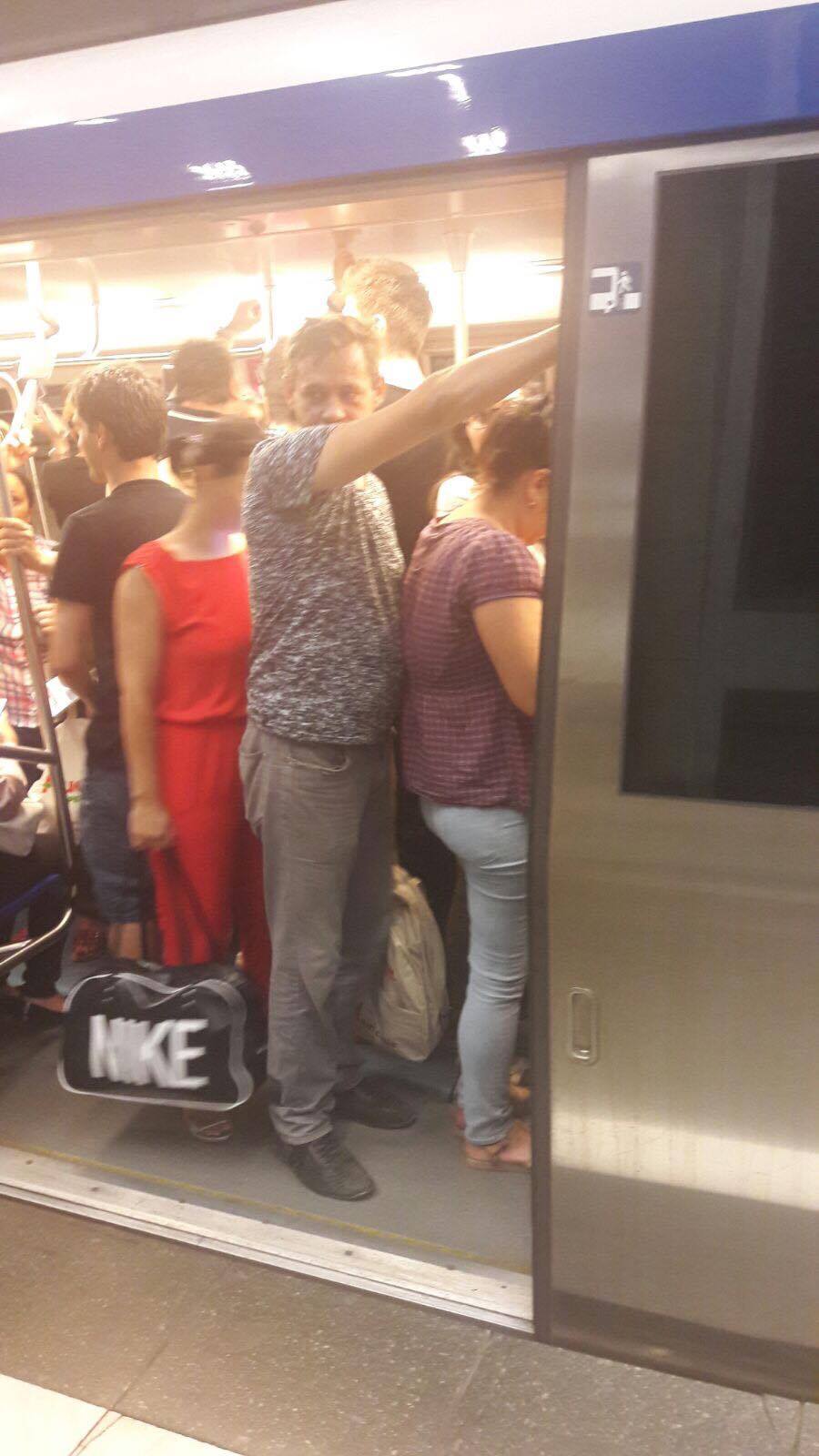 Haos pe linia de metrou Pipera - Berceni. Călătorii au fost dati jos din tren si rugați să meargă pe peronul celalalt
