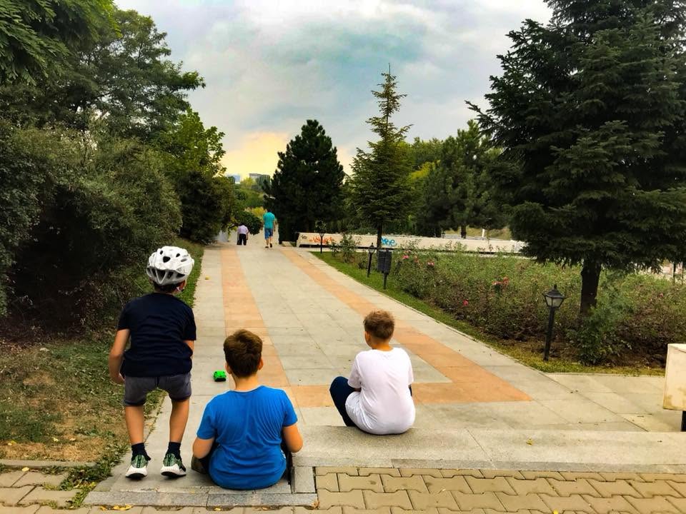 Apocalipsa din Parcul Tei: complexul de distracții abandonat, bănci vandalizate, munți de gunoaie, pontoane devastate. Pericol iminent de tragedii!
