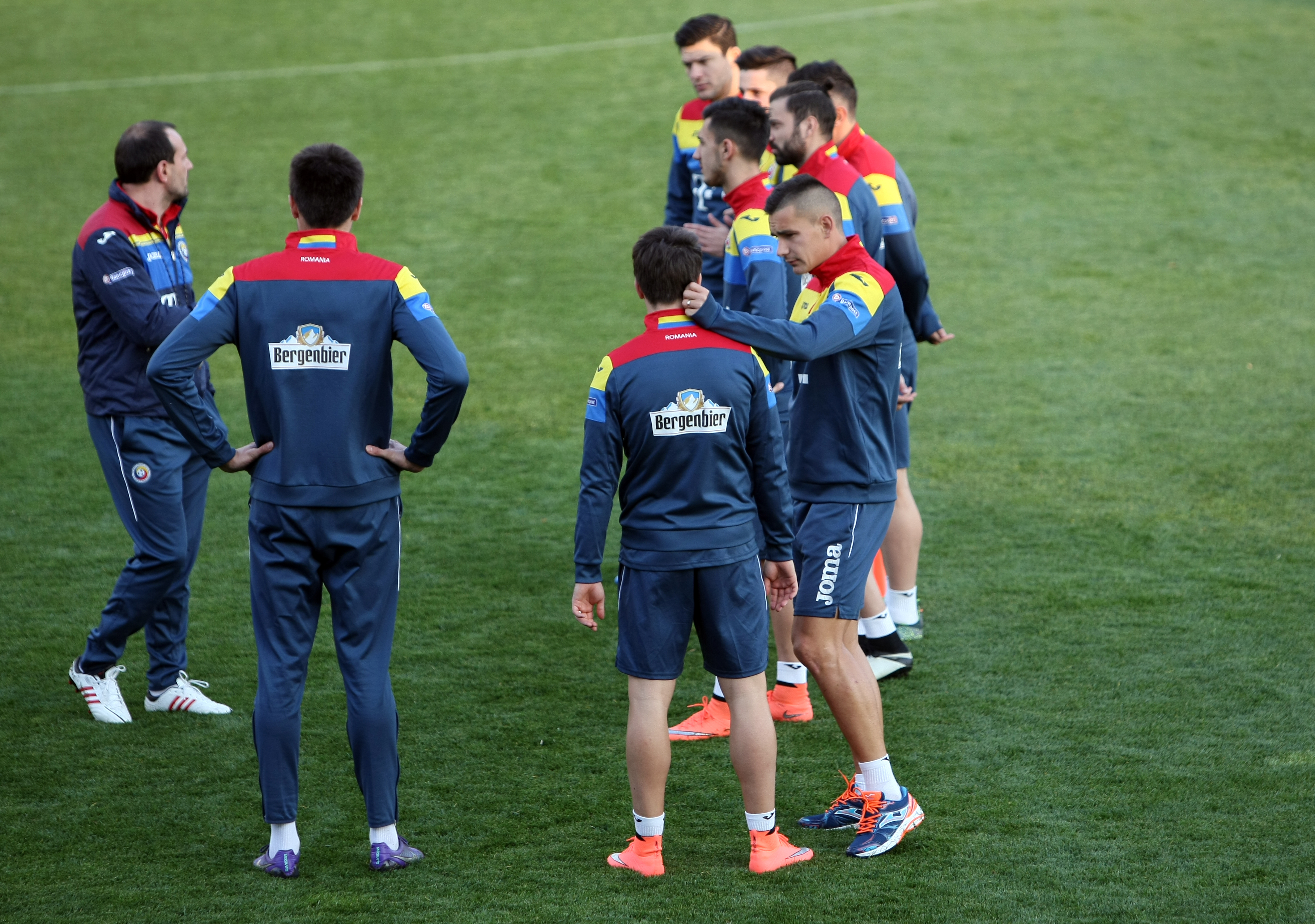 România - Lituania (amical, miercuri, 20.00, Giurgiu). Atenție, tricolori! Iordănescu, cel mai prost plătit selecționer de la Euro,  nu glumește! ”Tata Puiu” a lăsat mereu acasă jucători care au jucat în preliminarii și a luat câte trei-patru debutanți la turneele finale