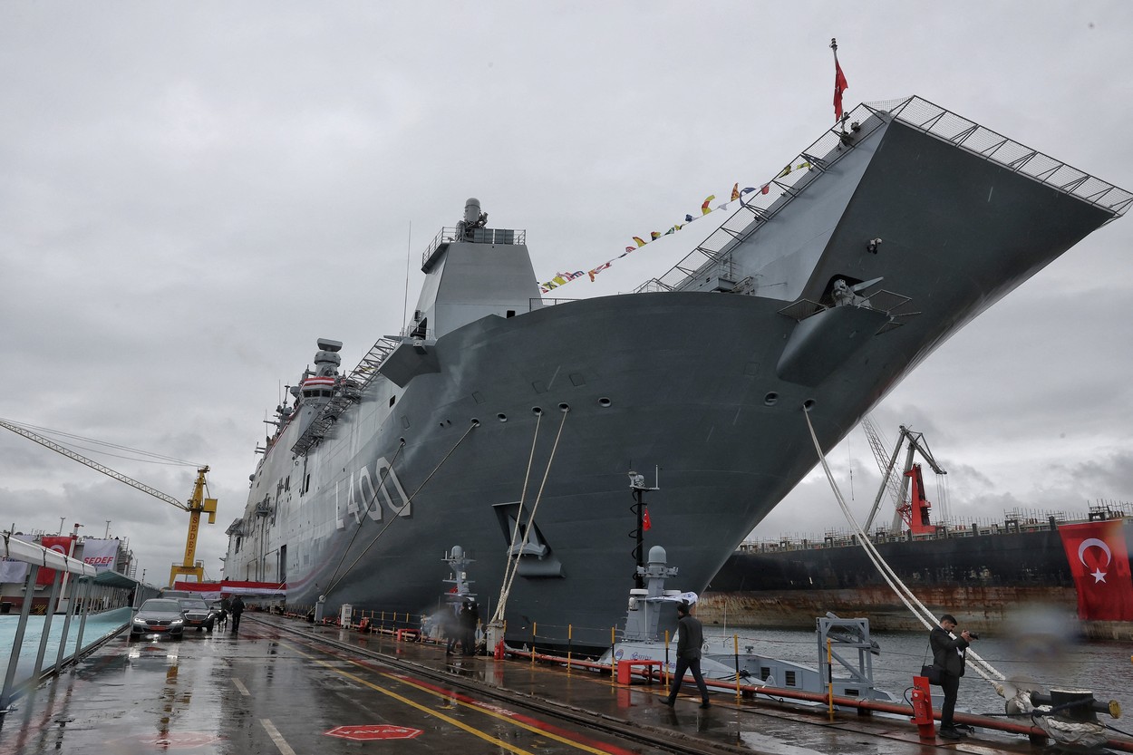 Turcia a lansat primul său portavion, TCG Anadolu, pe care intenţionează să îl adapteze la drone
