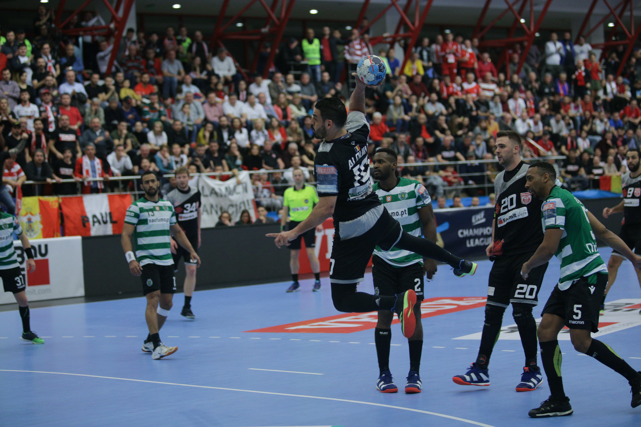 FOTO | Dinamo - Sporting Lisabona, în Liga Campionilor la handbal masculin, 26-27. Mircea Lucescu și Mircea Rednic au fost în tribune