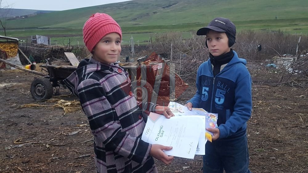 Fetița din Iași care este mamă la 11 ani pentru fratele ei. Copiii au fost abandonați de mamă