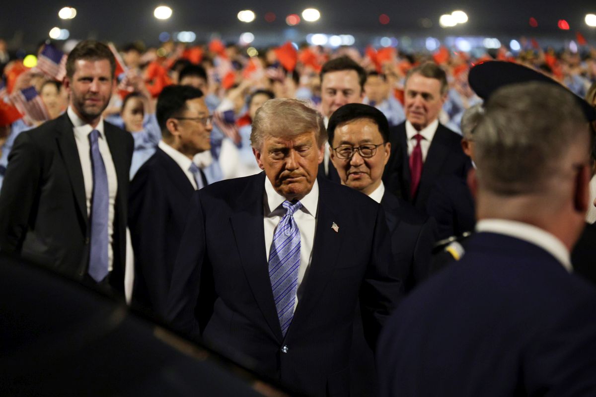 Donald Trump a ajuns în China pentru întâlnirea cu Xi Jinping: imagini de la primirea liderului american