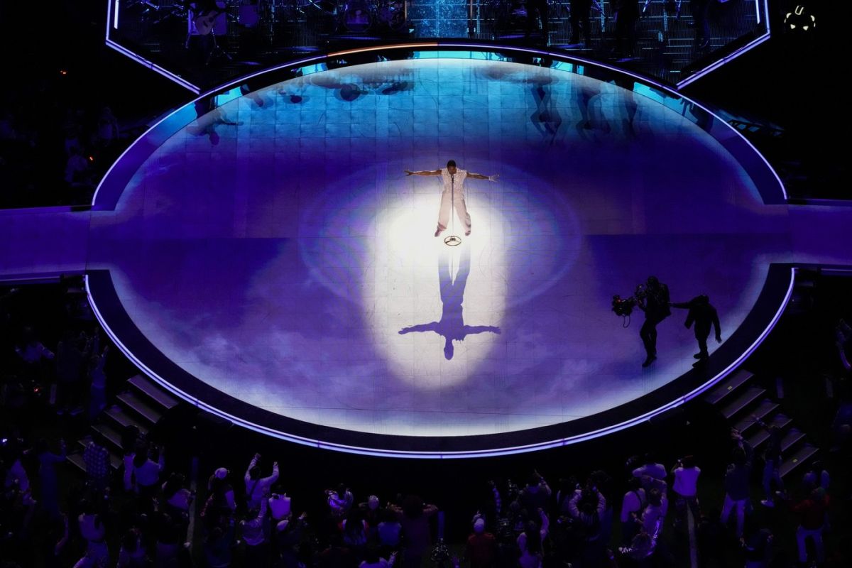 Usher a făcut spectacol cu hiturile sale în pauza Super Bowl 2024. Invitații-surpriză din timpul show-ului | VIDEO