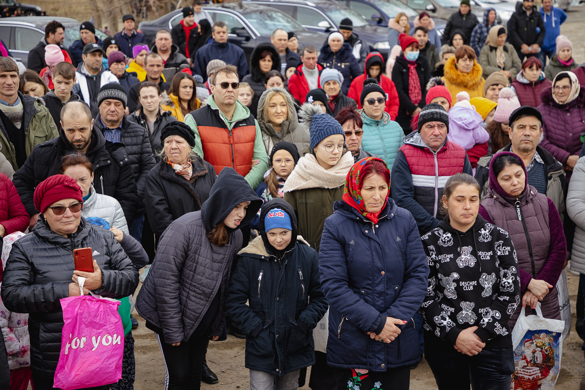 REPORTAJ Boboteaza pe malul Dunării, în comuna Ostrov: procesiune la debarcader, concurs de prins crucea și curse de cai