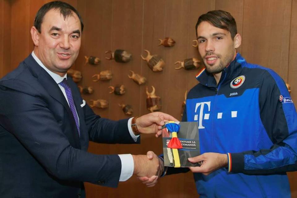 Să fie cu noroc la Euro! Tricolorii au primit ”Papionul România” din partea unui maestru croitor din Italia | GALERIE FOTO