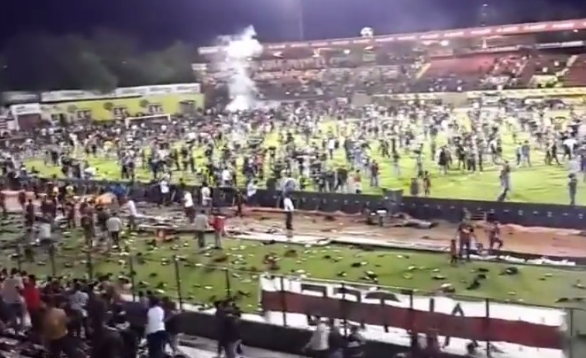Ce nebuni! Fanii unei echipe din Turcia au dat foc stadionului după ce favoriții au retrogradat. Un fost jucător din Liga 1 a văzut pe viu dezastrul | VIDEO