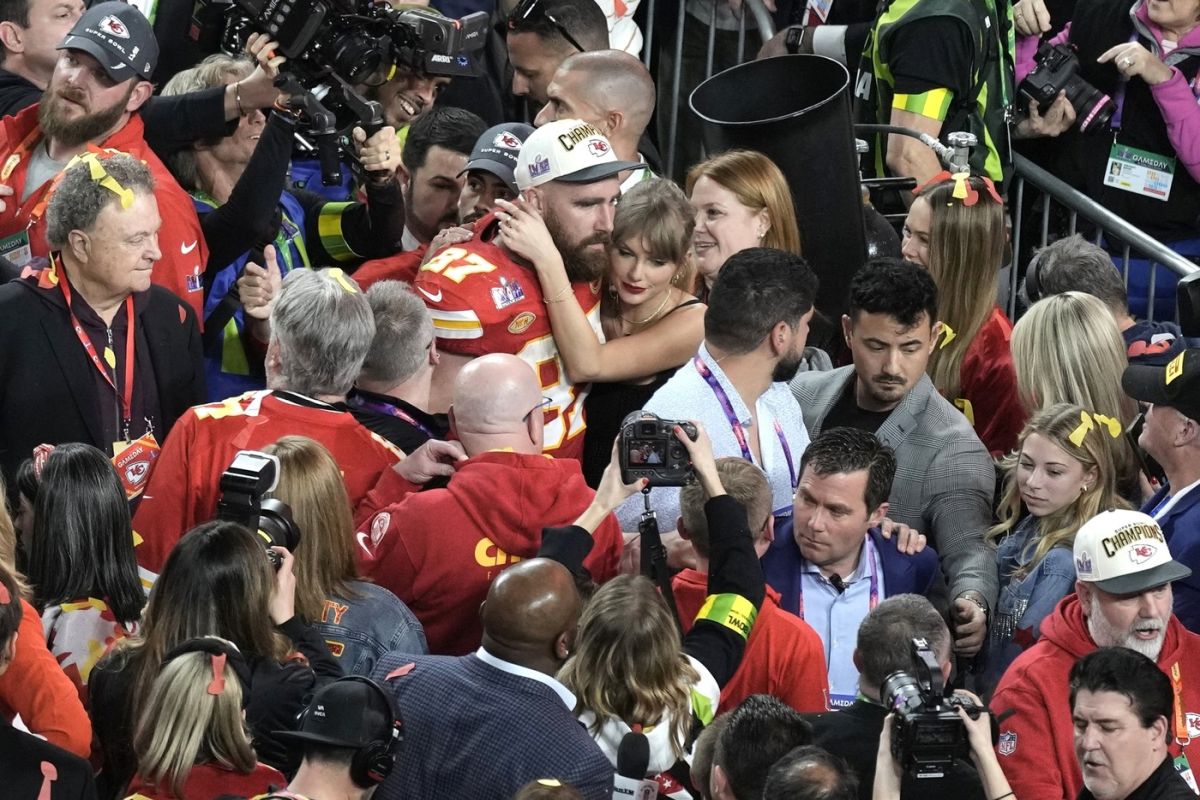 Taylor Swift și-a sărutat iubitul, pe jucătorul Travis Kelce, pe teren, după ce Kansas City Chiefs a câștigat Super Bowl 2024