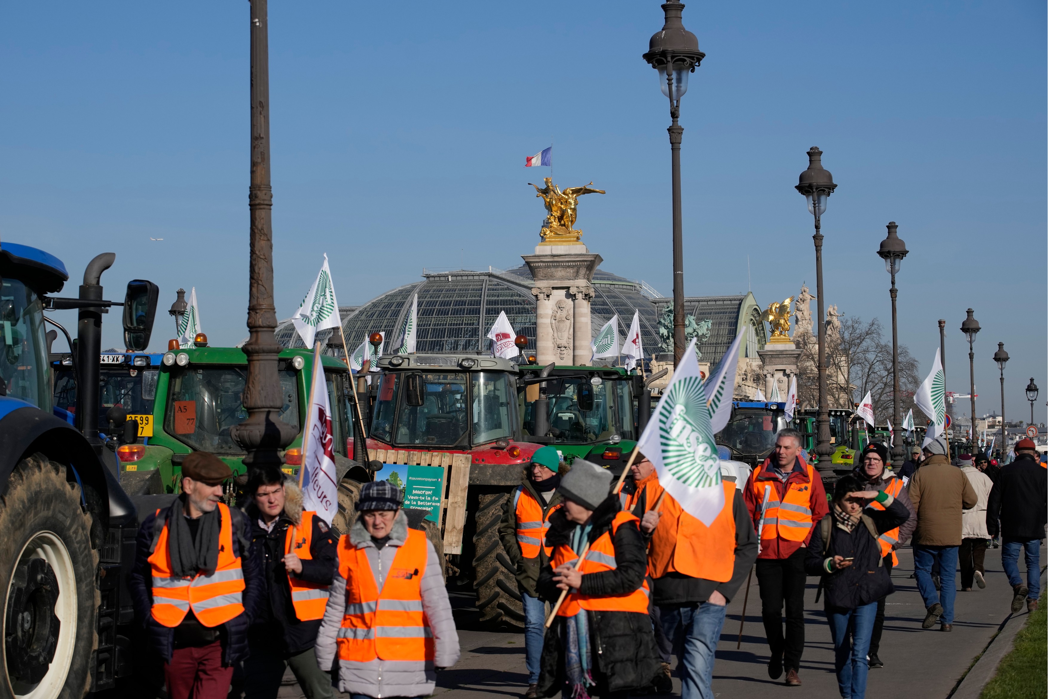 Parisul, blocat de sute de tractoare. Agricultorii protestează față de interzicerea pesticidelor