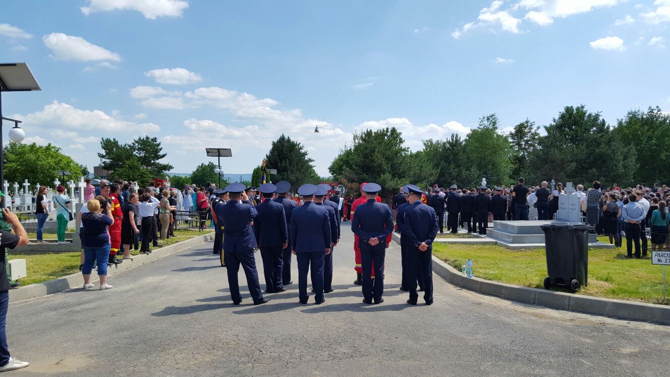 Sute de persoane au plâns pe membrii echipajului SMURD decedați în Republica Moldova | GALERIE FOTO