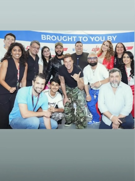Cum a apărut Iulia Vântur alături de Ricky Martin. S-au îmbrățișat de față cu toți fotografii, iar apoi gestul lui a surprins-o pe româncă