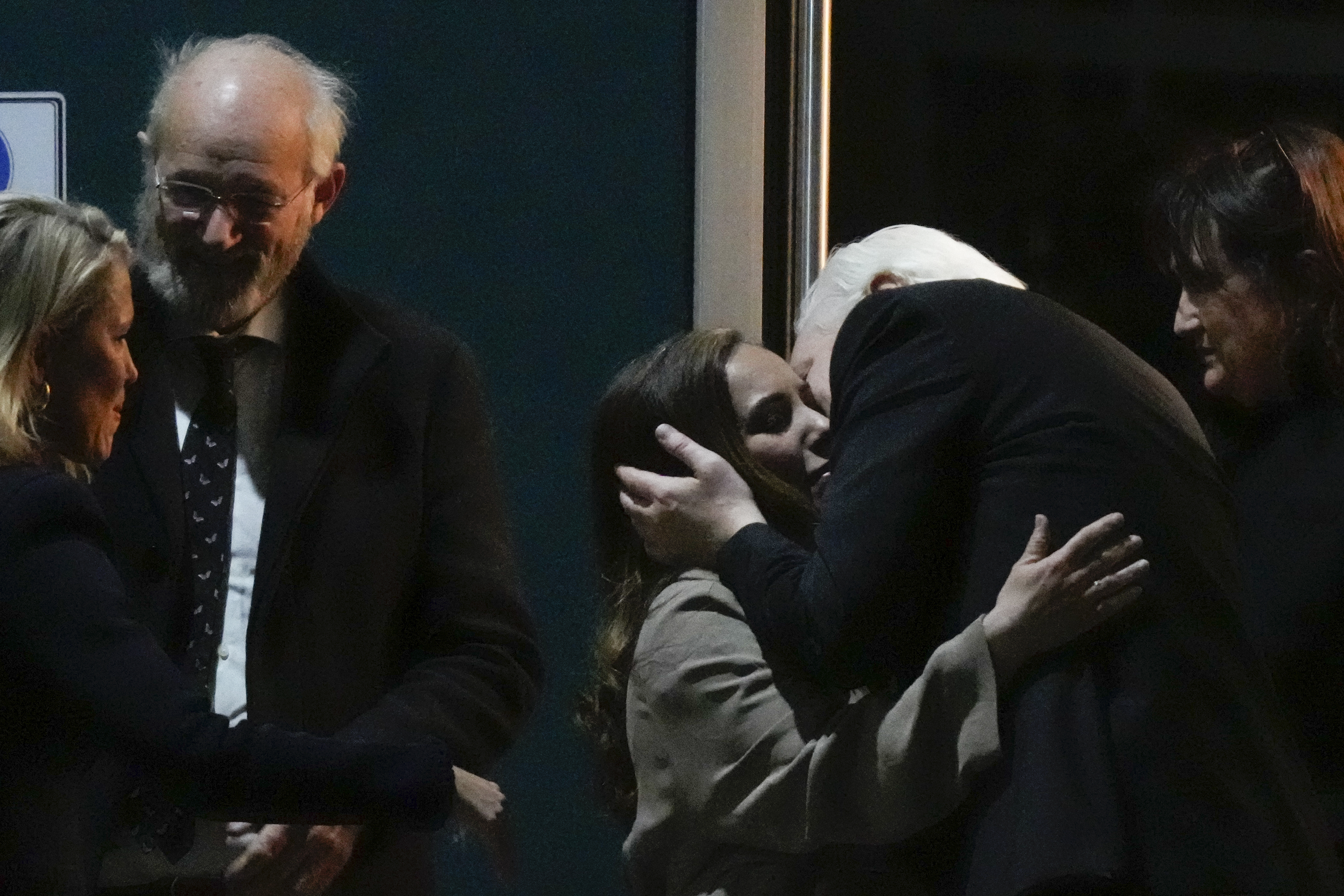 Julian Assange a ajuns în Australia, după eliberarea din închisoare: a fost așteptat de familie și de numeroși susținători pe aeroport
