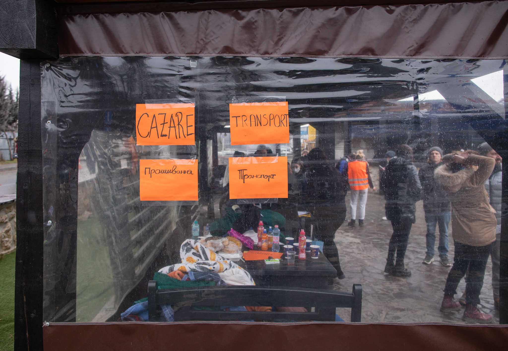„Azi-noapte au lăsat să treacă și câțiva bărbați care aveau soțiile deja în România”. Ce se întâmplă la vama Sighetu Marmației