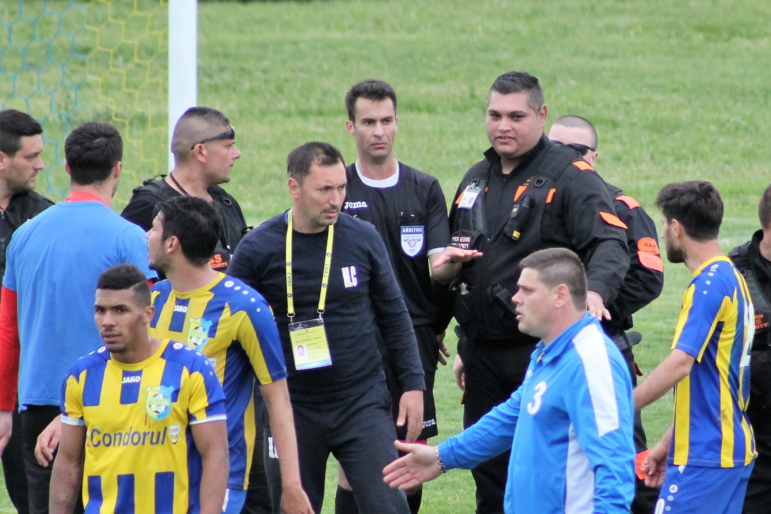 Scandal în Liga 2. Arbitrul de la Dunărea Călărași - Brăila a avut nevoie de scutieri să părăsească stadionul. ”Ne batem cu arbitrii, cu șinele de tren, cu toată lumea!” FOTO