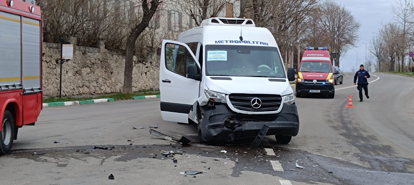 Patru copii, la spital, după un accident între un microbuz și o mașină la Techirghiol. A fost activat planul roșu de intervenție