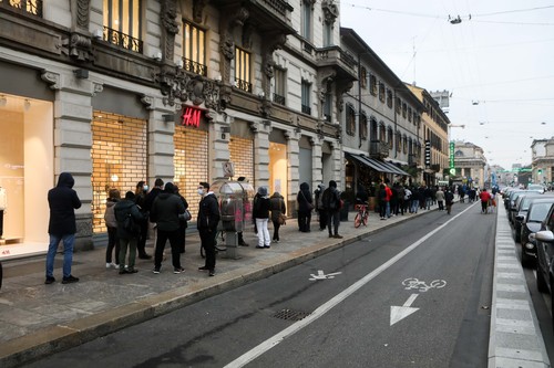 De ajunul Crăciunului, italienii au stat la cozi uriașe pentru a se testa anti-COVID, după ce restricțiile au fost înăsprite
