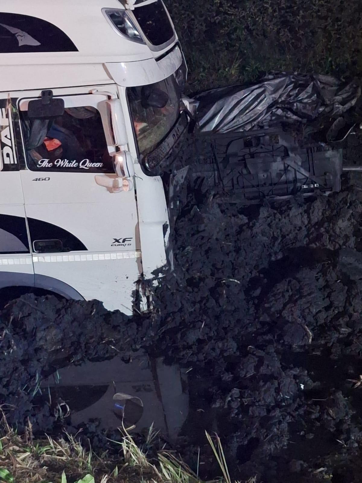 Șofer român de TIR mort, străpuns de semnul de circulație pe care l-a lovit și care a zburat apoi prin parbriz, pe o șosea din Italia