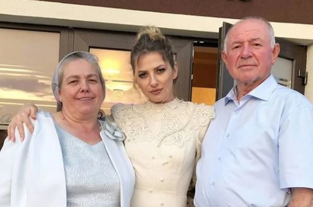 Cum a fost surprinsă mama Lidiei Buble într-un mall din București. Doamna Rahela are aceeași pasiune ca fiica ei: „Îi iau și luna de pe cer dacă vrea”