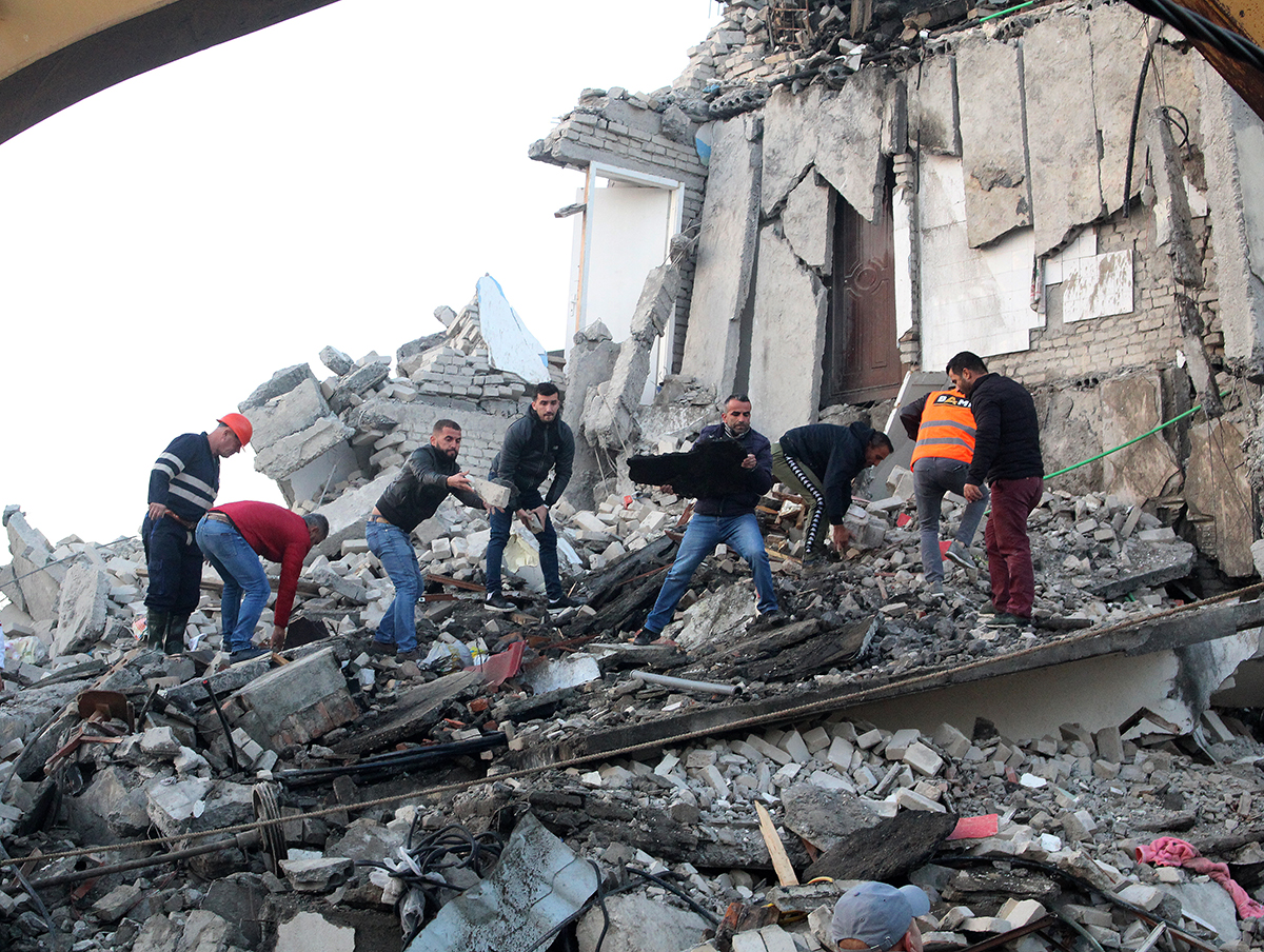 Cutremur devastator în Albania: 40 de morți și 658 de răniți. Momentul în care s-a produs seismul, surprins de camerele de supraveghere