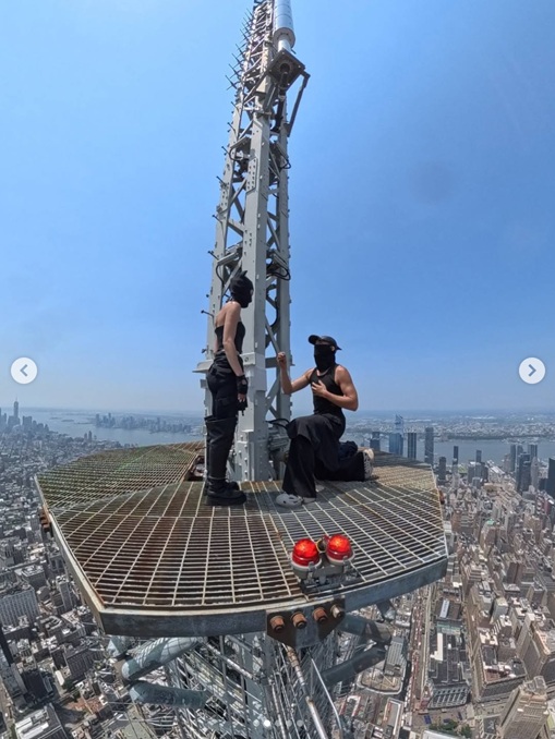 Un rus și-a cerut iubita de soție la 443 de metri înălțime, fără corzi, pe Empire State Building. Amândoi au fost arestați