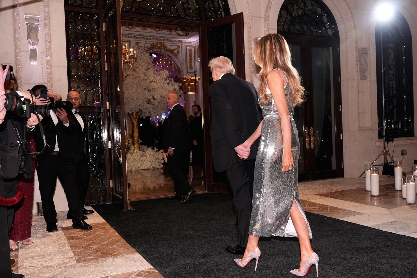 Cât costă rochia argintie purtată de Melania Trump de Revelion 2026. A strălucit la brațul președintelui la petrecerea de la Mar-a-Lago
