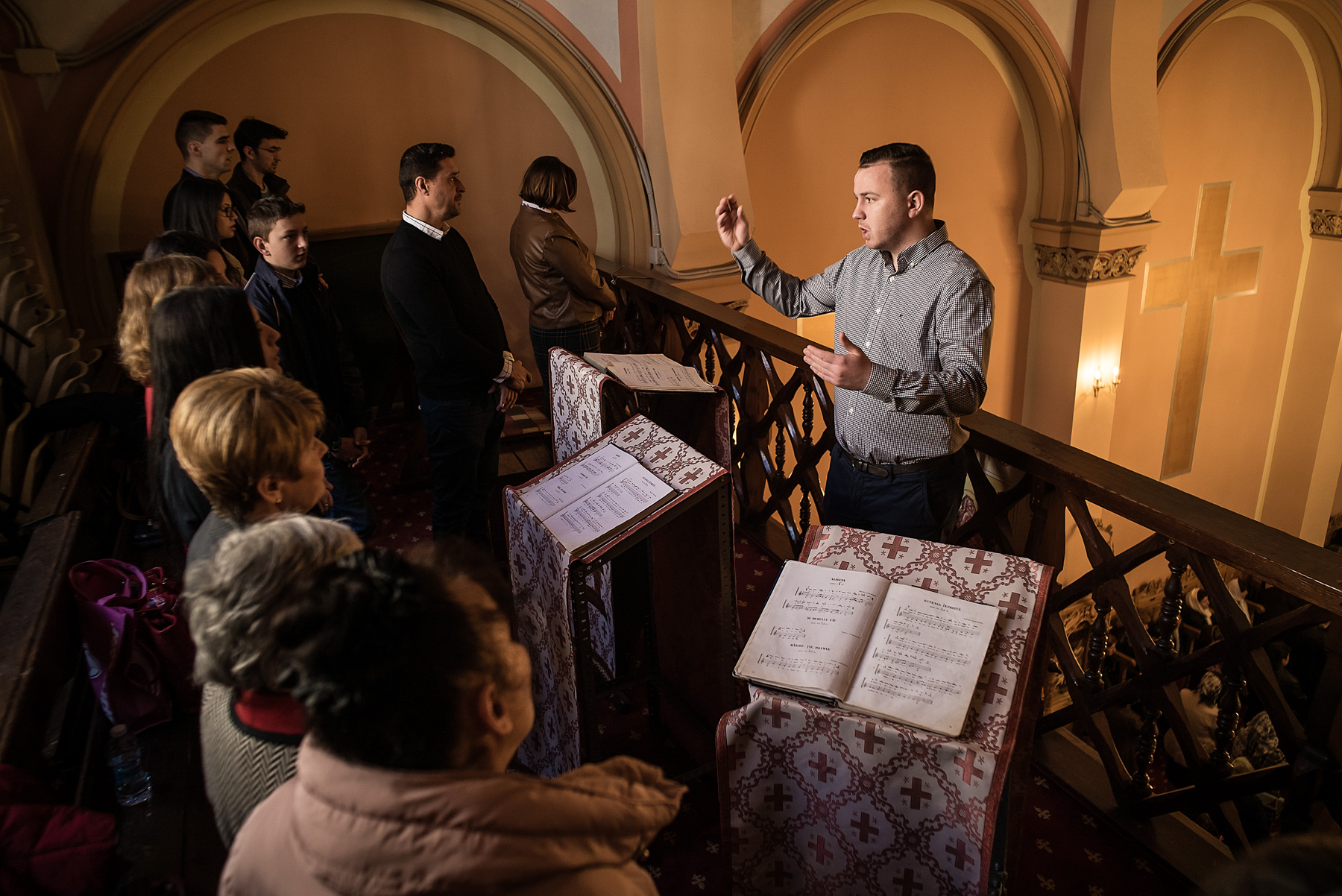 La o Biserică Ortodoxă din Spania, “Tatăl Nostru” se rostește și în română, și în spaniolă. Părintele Ioniță a înființat echipă de fotbal, îi laudă pe compatrioții lui care muncesc, e supărat pe cei care „au stricat tot”, dar i-a vizitat la pușcărie