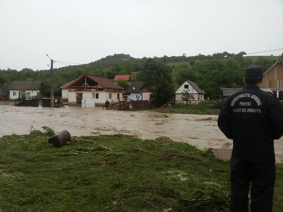 Dezastru în țară din cauza furtunilor! Zeci de oameni evacuați din calea apelor