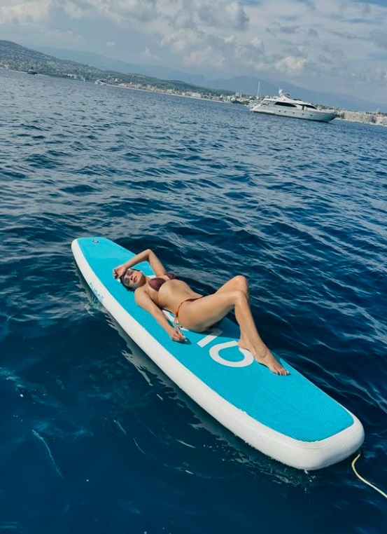 Imagini cu Priyanka Chopra în costum de baie la 42 de ani. Se bucură de vacanța de lux cu soțul în sudul Franței