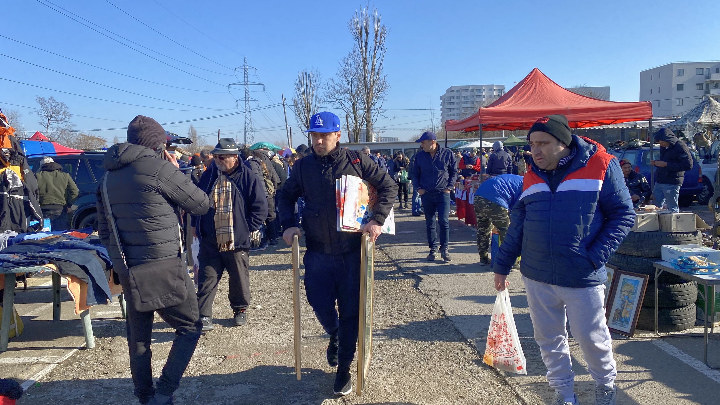 REPORTAJ. Lupta pentru ziua de mâine, într-un talcioc din Capitală: „Mi-am păstrat un costum pentru înmormântare”