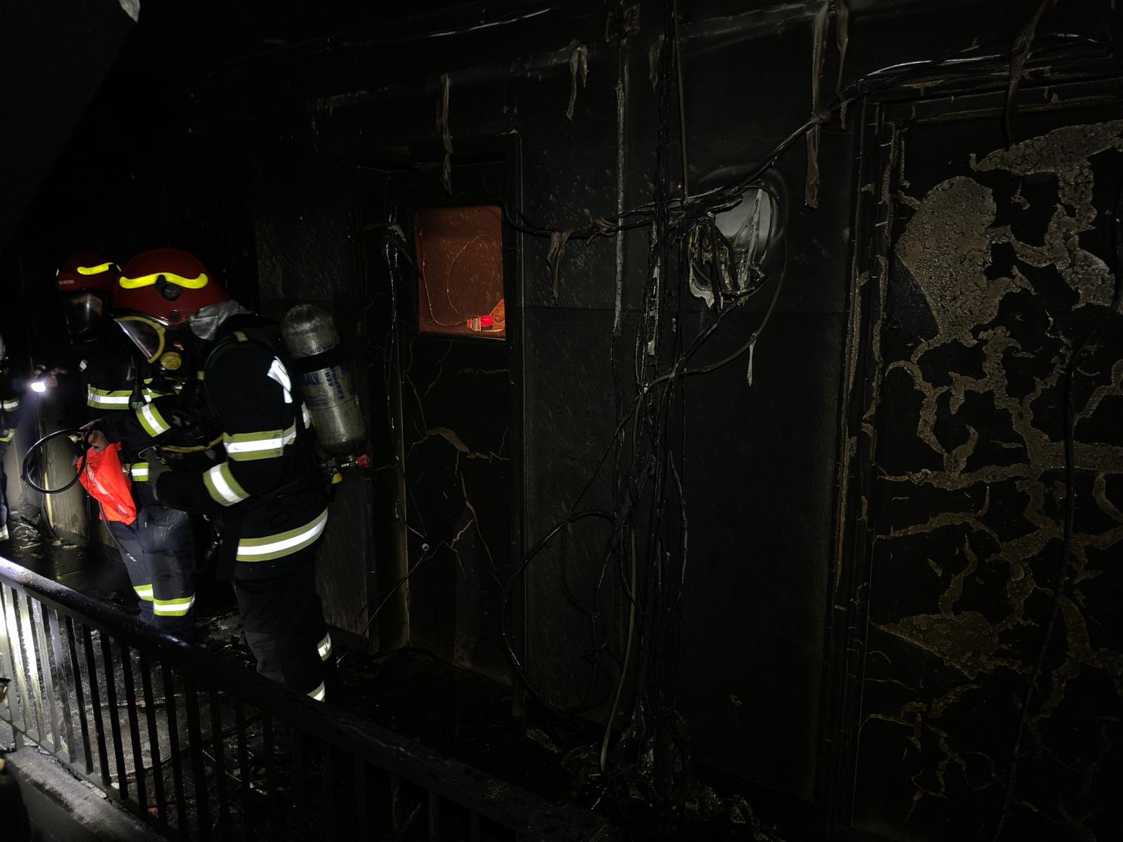 Incendiu într-un bloc din București. Oamenii au fost evacuaţi cu autoscara. 4 persoane au ajuns la spital
