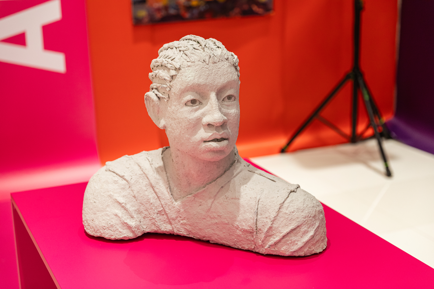 Arta iese din galerii - tineri artiști români, expuși într-un mall din Capitală. Alexandru Rădvan, curatorul expoziției „Young Blood”: „Arta nu e ceva ce trebuie băgat pe gât. Are doar nevoie de puțin spațiu”
