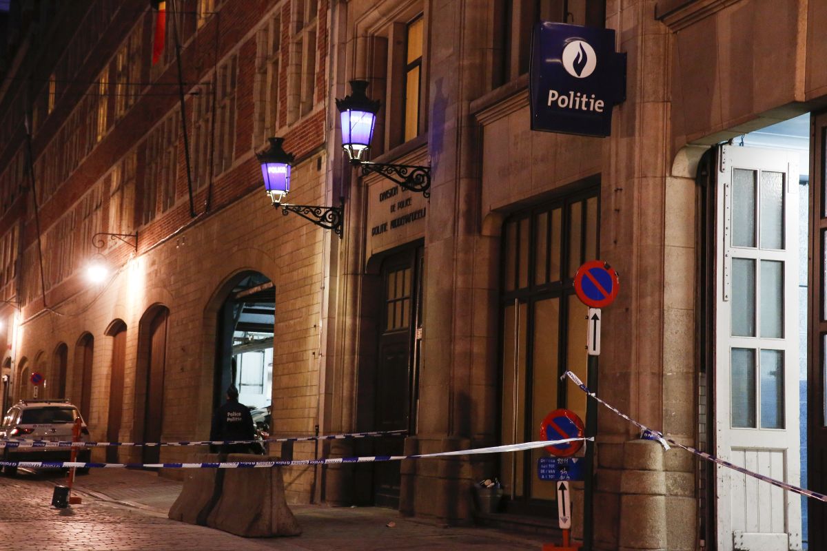 Atac cu cuțitul în fața unei secții de poliție din Bruxelles. Un polițist a fost înjunghiat