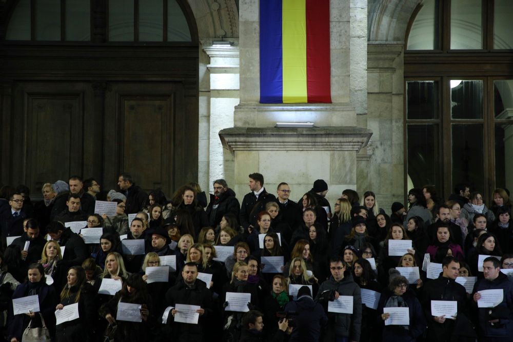 FOTO&VIDEO/ Sute de magistrați au protestat la Curtea de Apel București