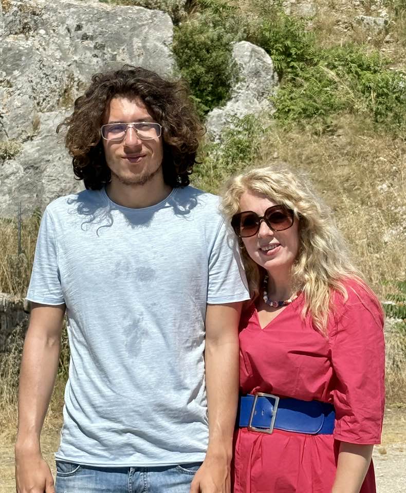 Imagini rare cu familia lui Mircea Cărtărescu. Cum arată soția și fiul scriitorului. „Sunt cinci ani de la căsătoria noastră”