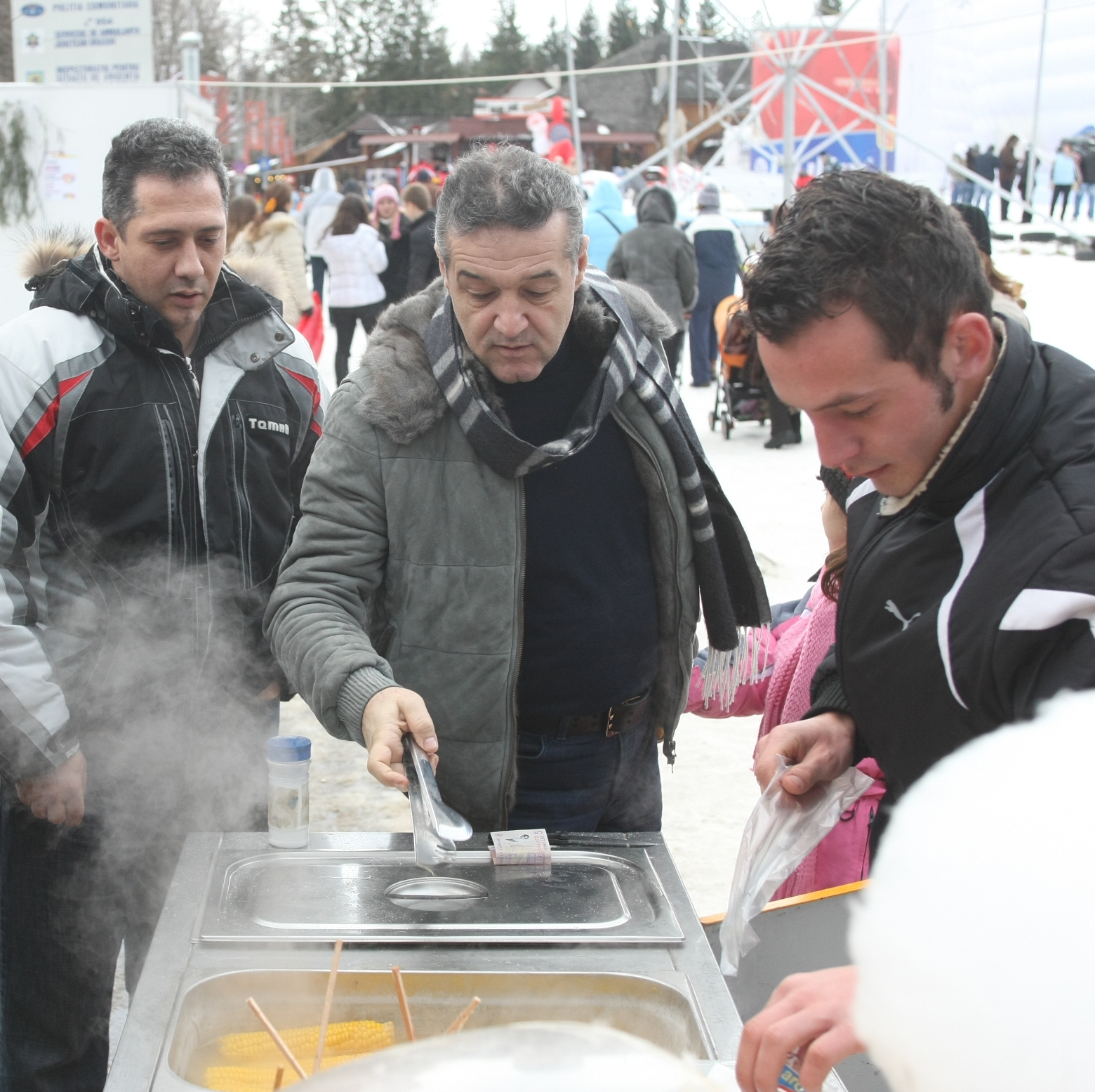 Steaua duce dorul unor fotbaliști adevărați, dar Gigi Becali dă banii pe petreceri private! Revelion de 10.000 de euro la munte! GALERIE FOTO