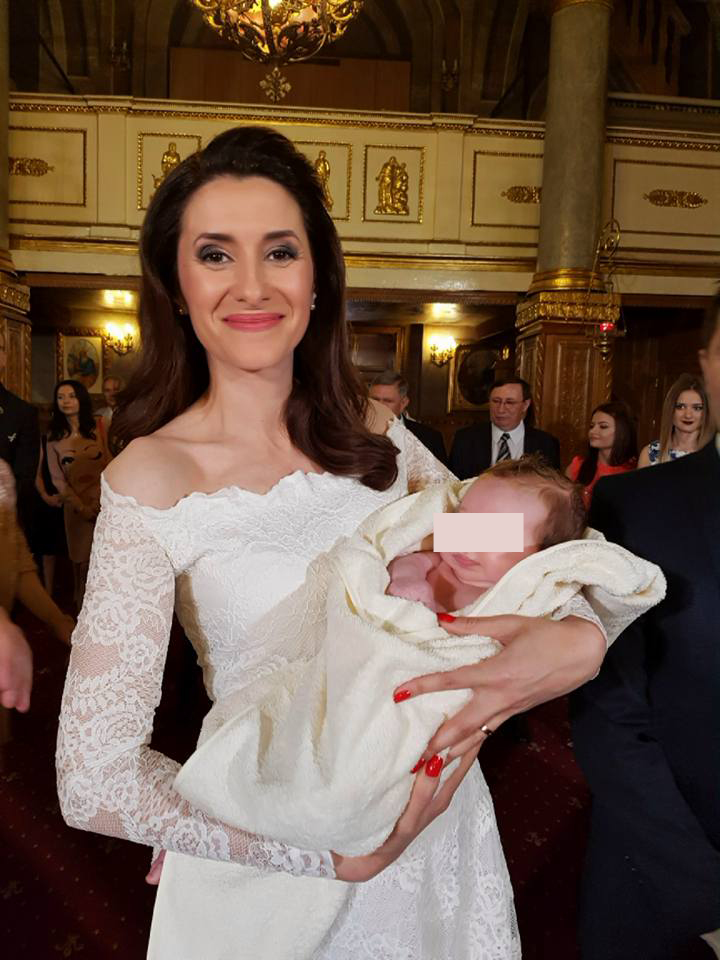 Iuliana Tudor, nașă de botez. Vedeta a arătat super într-o rochie ca de mireasă | FOTO