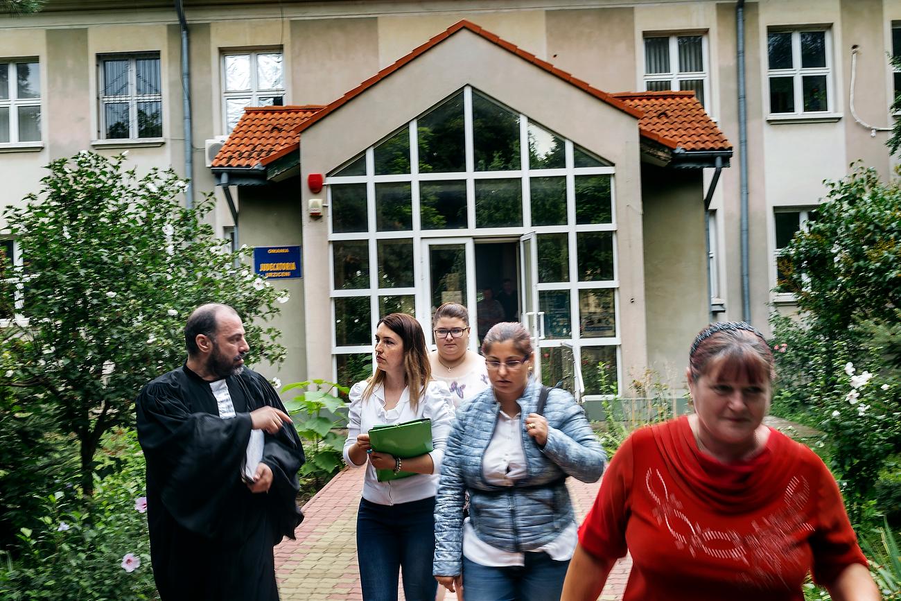 O polițistă din Fierbinți nu poate să-și vadă copilul nici cu executorul judecătoresc
