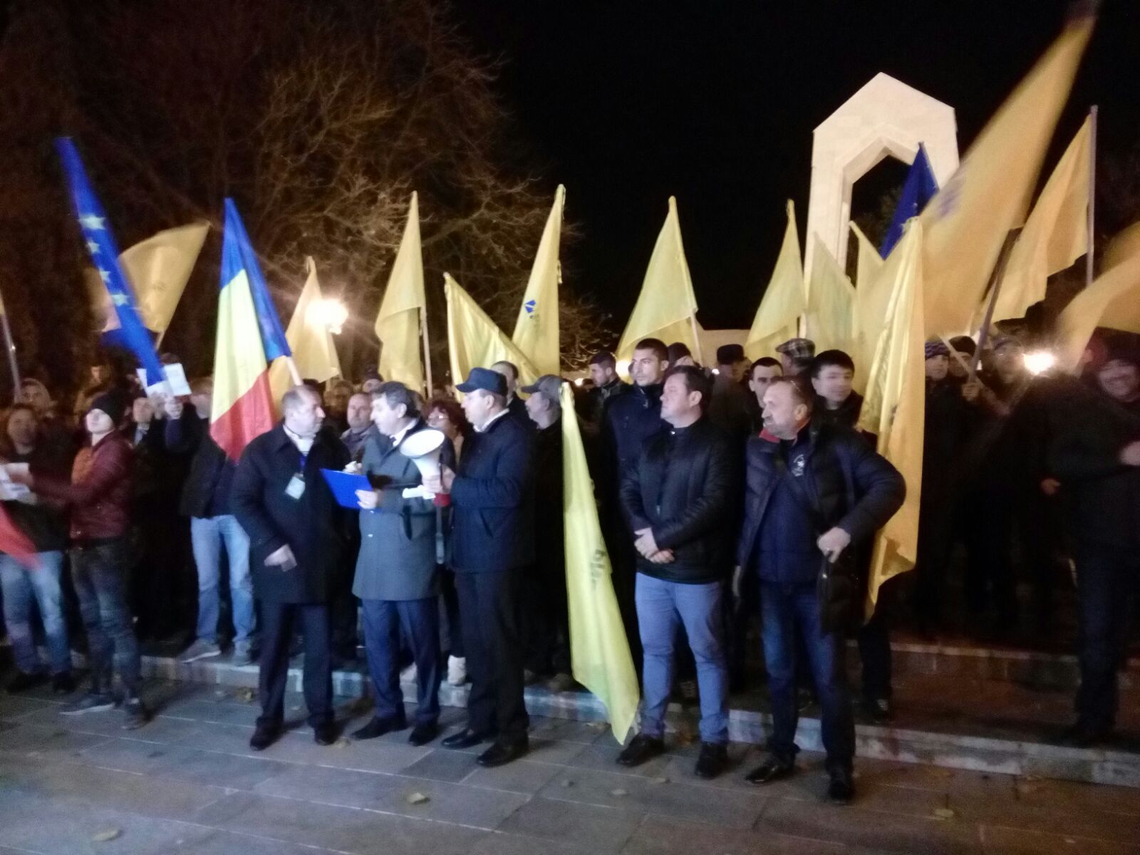 UPDATE/ Proteste în fața prefecturilor din țară, pentru susținerea moțiunii PNL