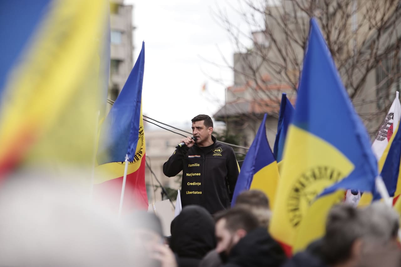 VIDEO. Incident între George Simion și un jandarm. Apoi liderul AUR aleargă după un alt bărbat. Protestarii merg spre Cotroceni