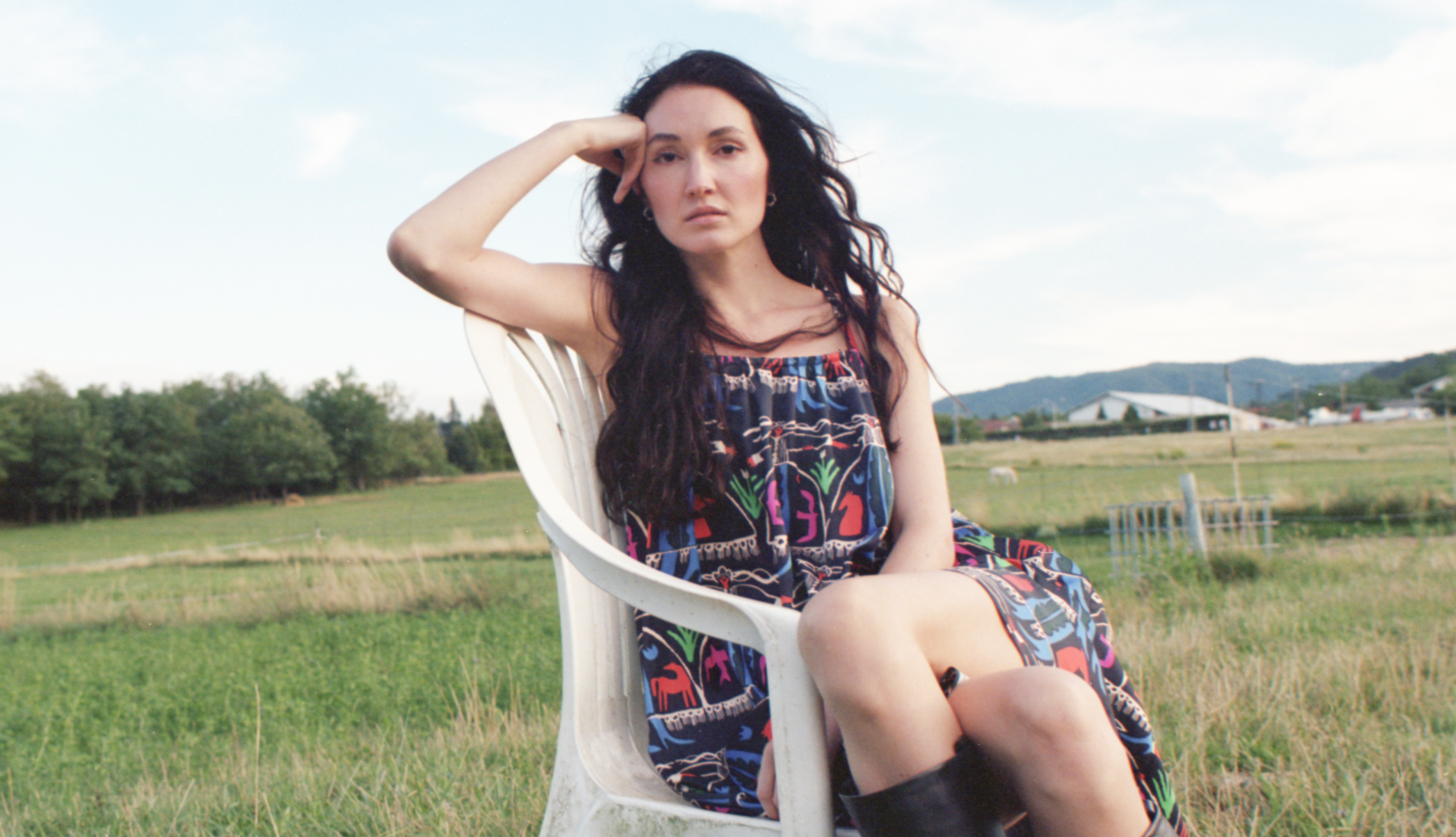 A kollekció a magyar népi emlékek világát kortárs formában kelti életre – slow living és természetközeli hangulat fotó: Szécsi Noémi